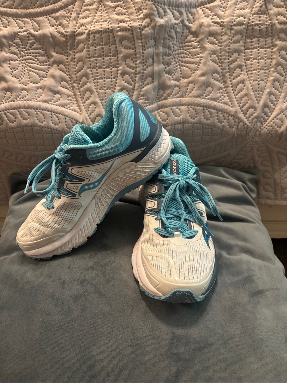 Saucony Everun Guide ISO Women's White and Teal Athletic Running Shoes